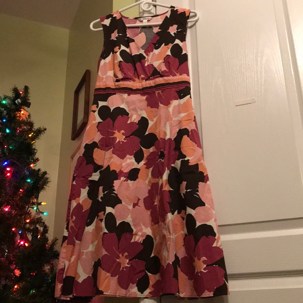 A Croft&Barrow V-neck sleeveless dress